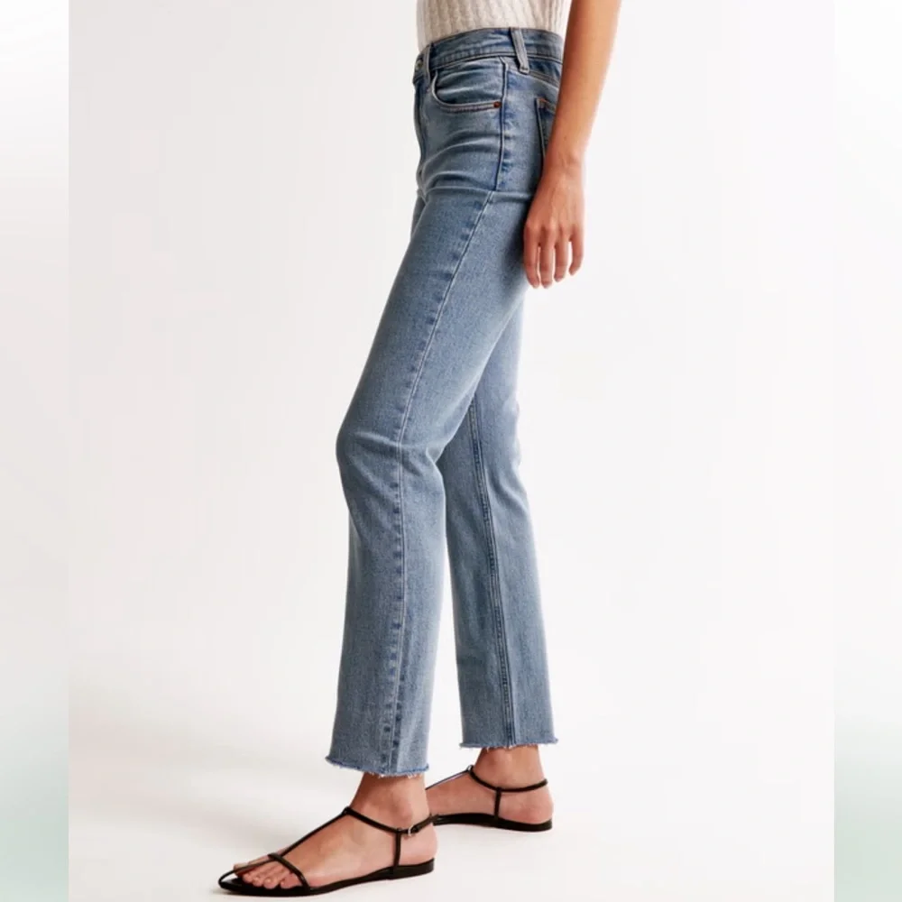 Abercrombie Ultra High Rise Ankle Straight Jean - Picture 4 of 11